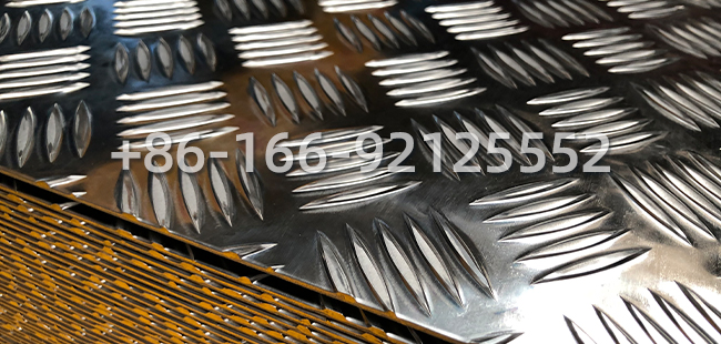 五条筋花纹铝板：防滑耐用，轻松应对潮湿/重载场景